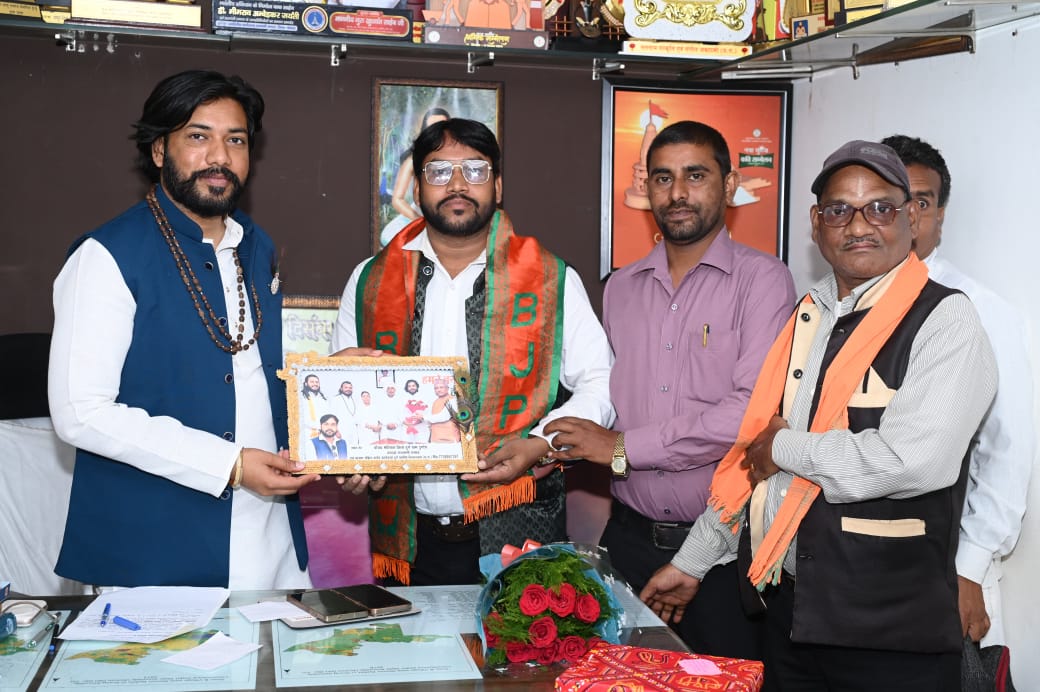 कैबिनेट मंत्री गुरु खुशवंत साहेब को धान से बना फोटो फ्रेम भेंट