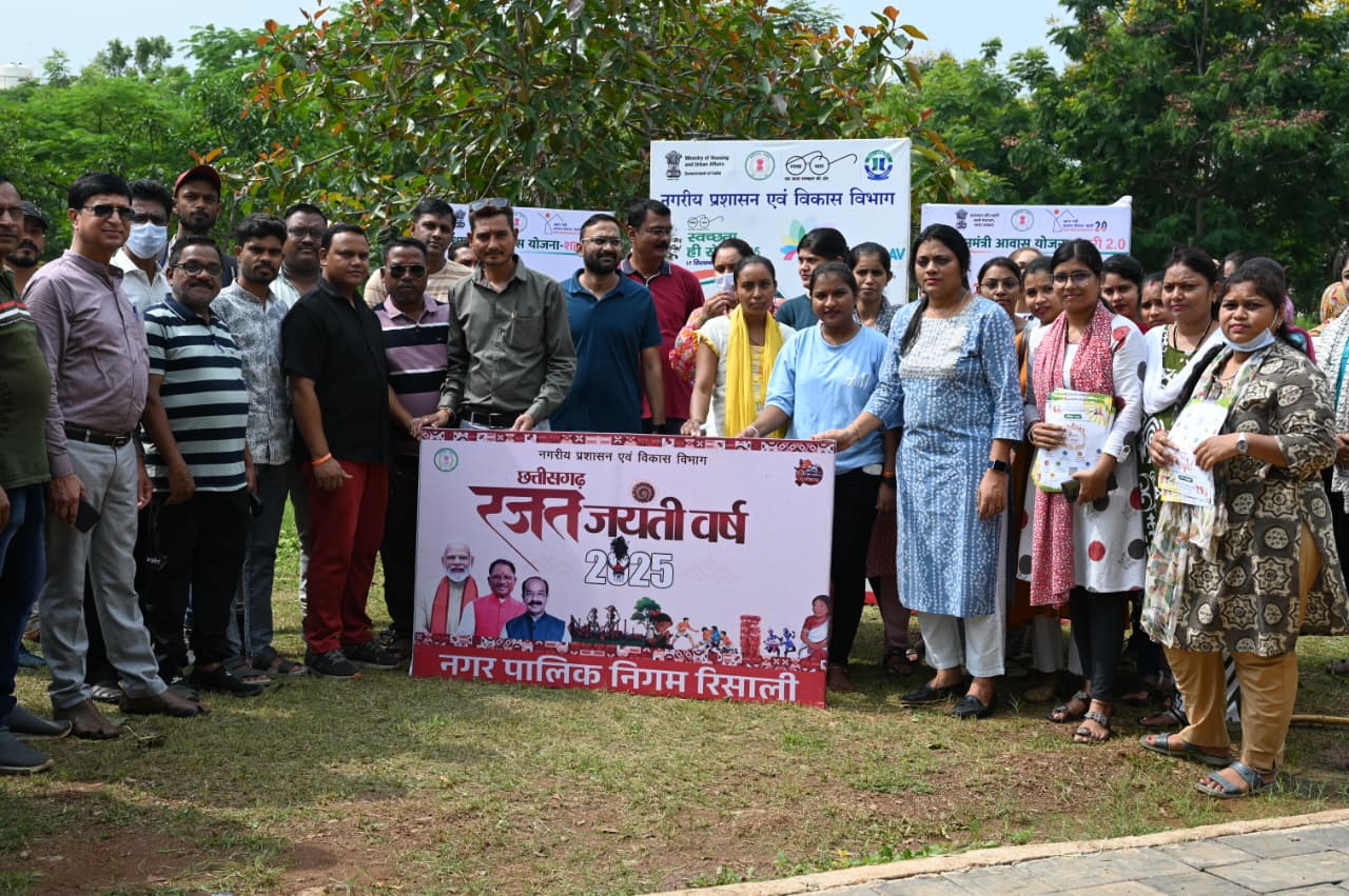 उद्यानों में चमकी स्वच्छता की रौनक : आयुक्त संग नागरिकों ने किया श्रमदान