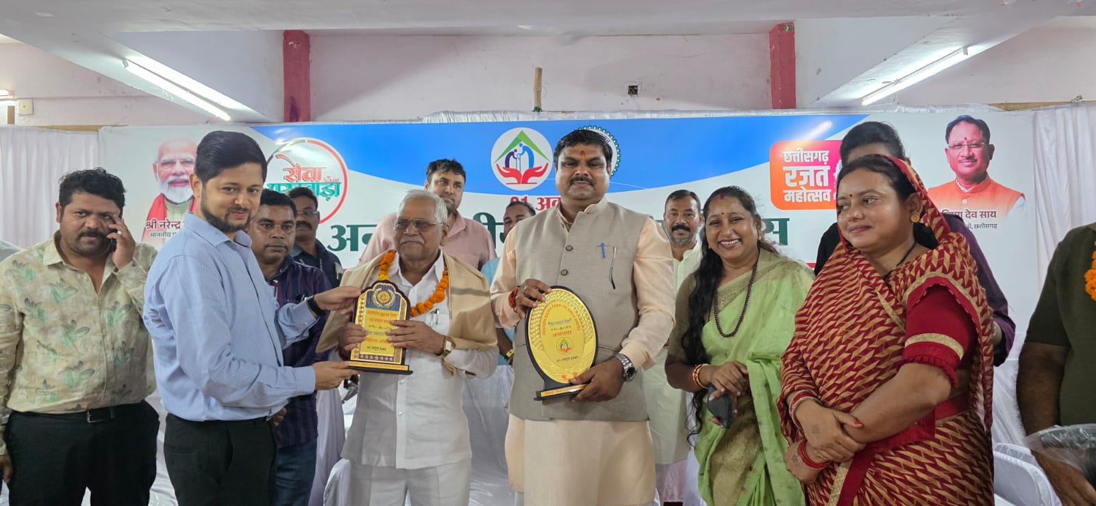 अंतर्राष्ट्रीय वृद्धजन दिवस पर अहिवारा विधायक राजमहंत डोमनलाल कोर्सेवाड़ा हुए सम्मानित