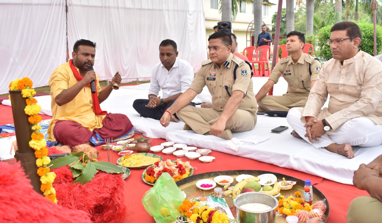 विजयादशमी पर दुर्ग पुलिस लाइन में शस्त्र पूजन, हर्ष फ़ायर कर सुख-शांति की कामना