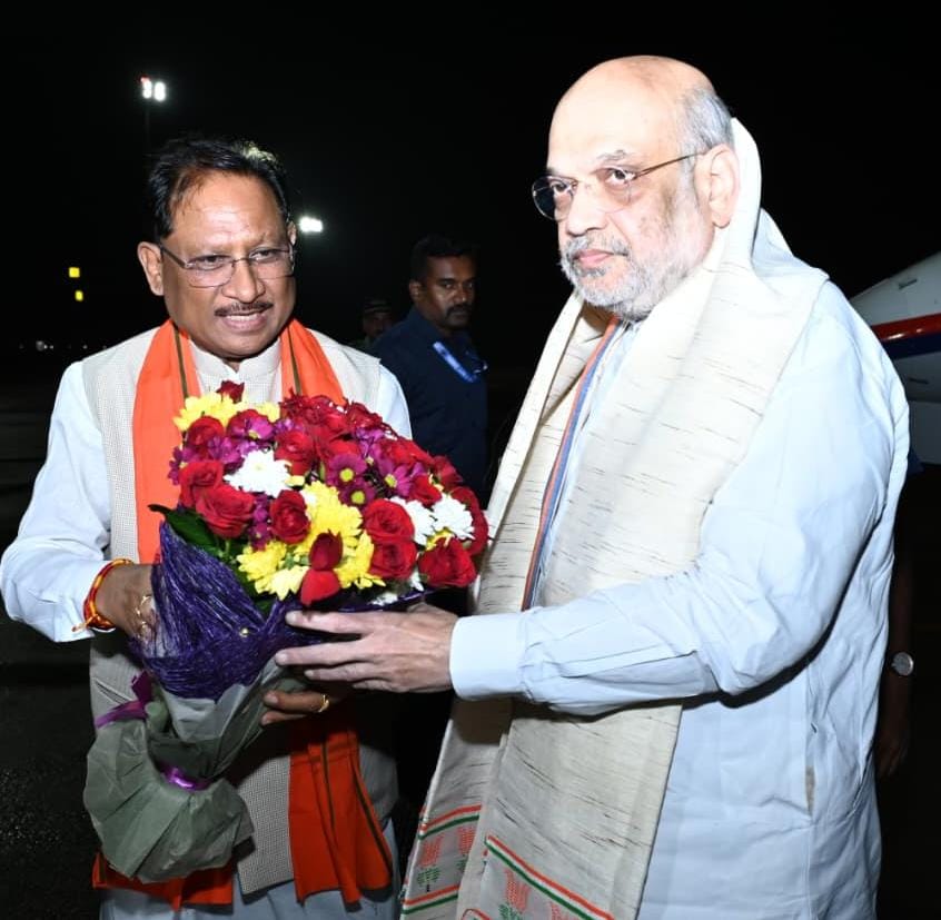केंद्रीय गृह मंत्री श्री अमित शाह का मुख्यमंत्री श्री विष्णुदेव साय ने स्वामी विवेकानंद विमानतल पर किया आत्मीय स्वागत