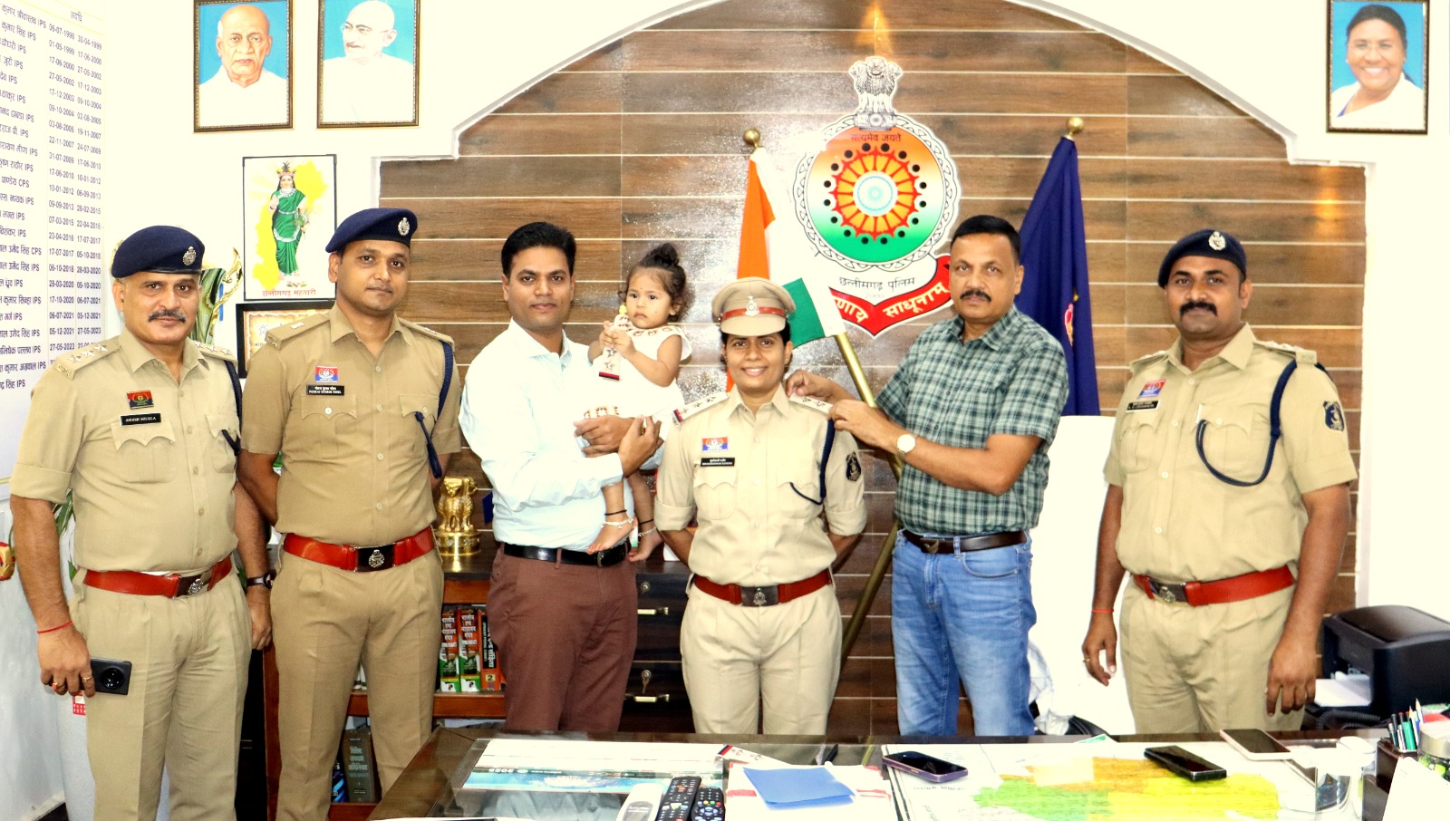 उप निरीक्षक श्रीमती भुवनेश्वरी राठौर का निरीक्षक पद पर पदोन्नति — पुलिस अधीक्षक द्वारा स्टार लगाकर नई जिम्मेदारी सौंपी