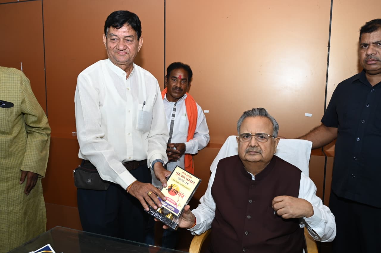 डॉ. रमन सिंह ने किया दिलीप ठाकुर का सम्मान मानव सेवा और रचनात्मक कार्यों के लिए मिला गुरु रत्न राज्य स्तरीय सम्मान