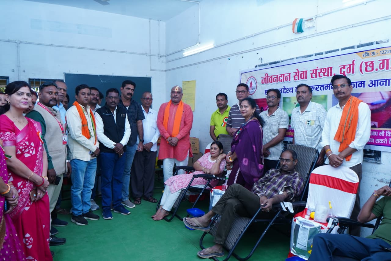 दुर्ग ग्रामीण विधायक ललित चंद्राकर ने रक्तदाओं का किया सम्मान