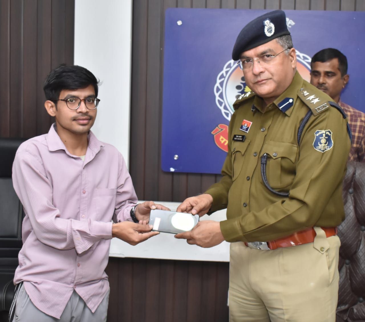 गुम मोबाइल तलाश अभियान में दुर्ग पुलिस की बड़ी सफलता, 175 मोबाइल बरामद