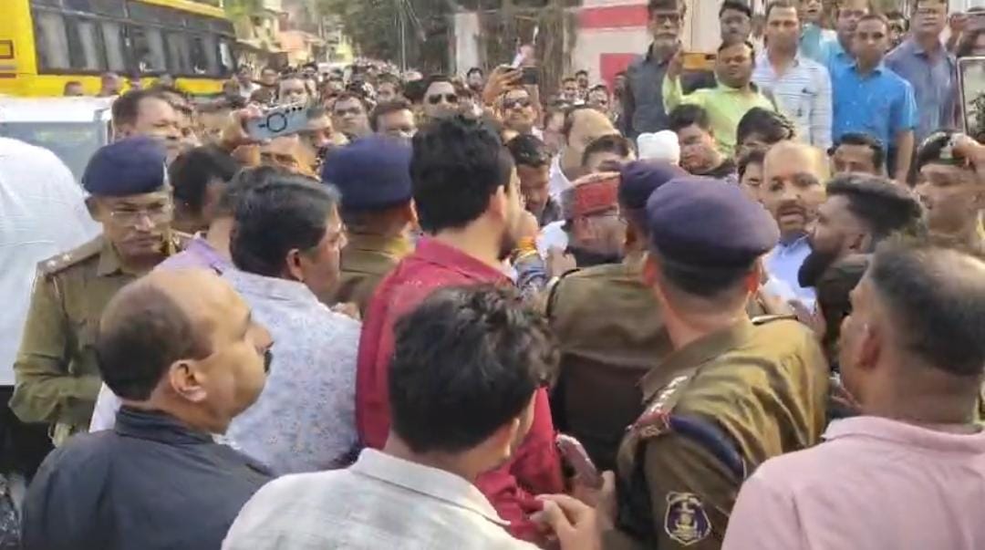 दुर्ग में रजिस्ट्री चार्ज बढ़ोतरी पर बवाल: कलेक्ट्रेट के बाहर प्रदर्शनकारियों ने रोकी भाजपा प्रदेश अध्यक्ष की गाड़ी