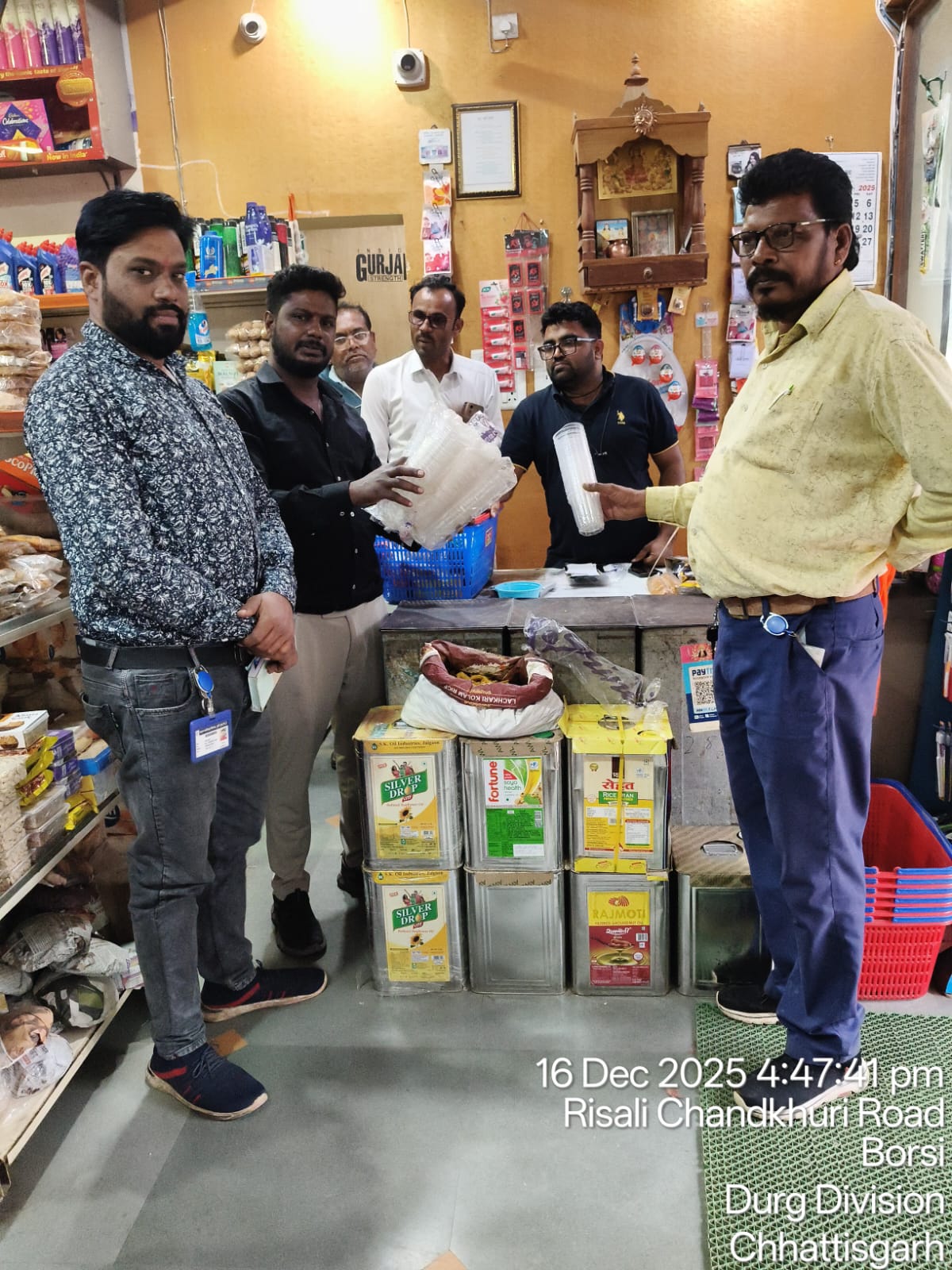 चाइनीज मांझा जब्त, दो दुकानदारों पर निगम की सख्त कार्रवाई