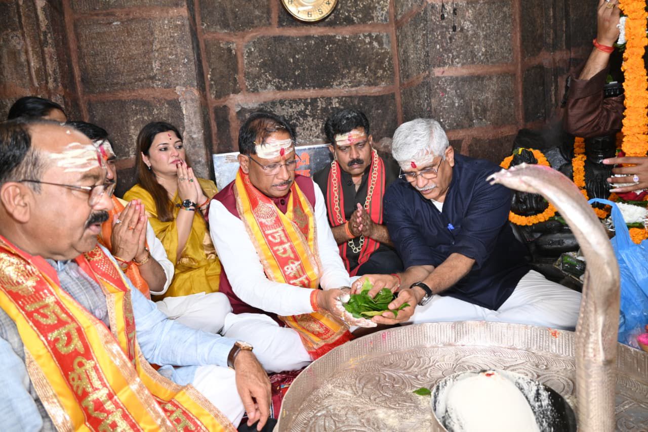 नववर्ष पर मुख्यमंत्री श्री विष्णुदेव साय व केंद्रीय पर्यटन मंत्री ने भोरमदेव मंदिर में की पूजा-अर्चना