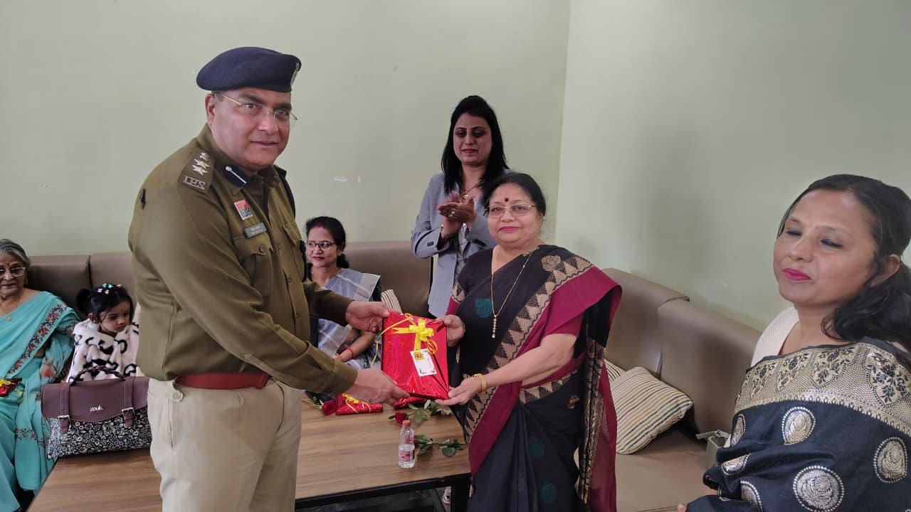 पारिवारिक परामर्श केन्द्र महिला थाना भिलाई में उत्कृष्ट कार्य करने वालों का सम्मान