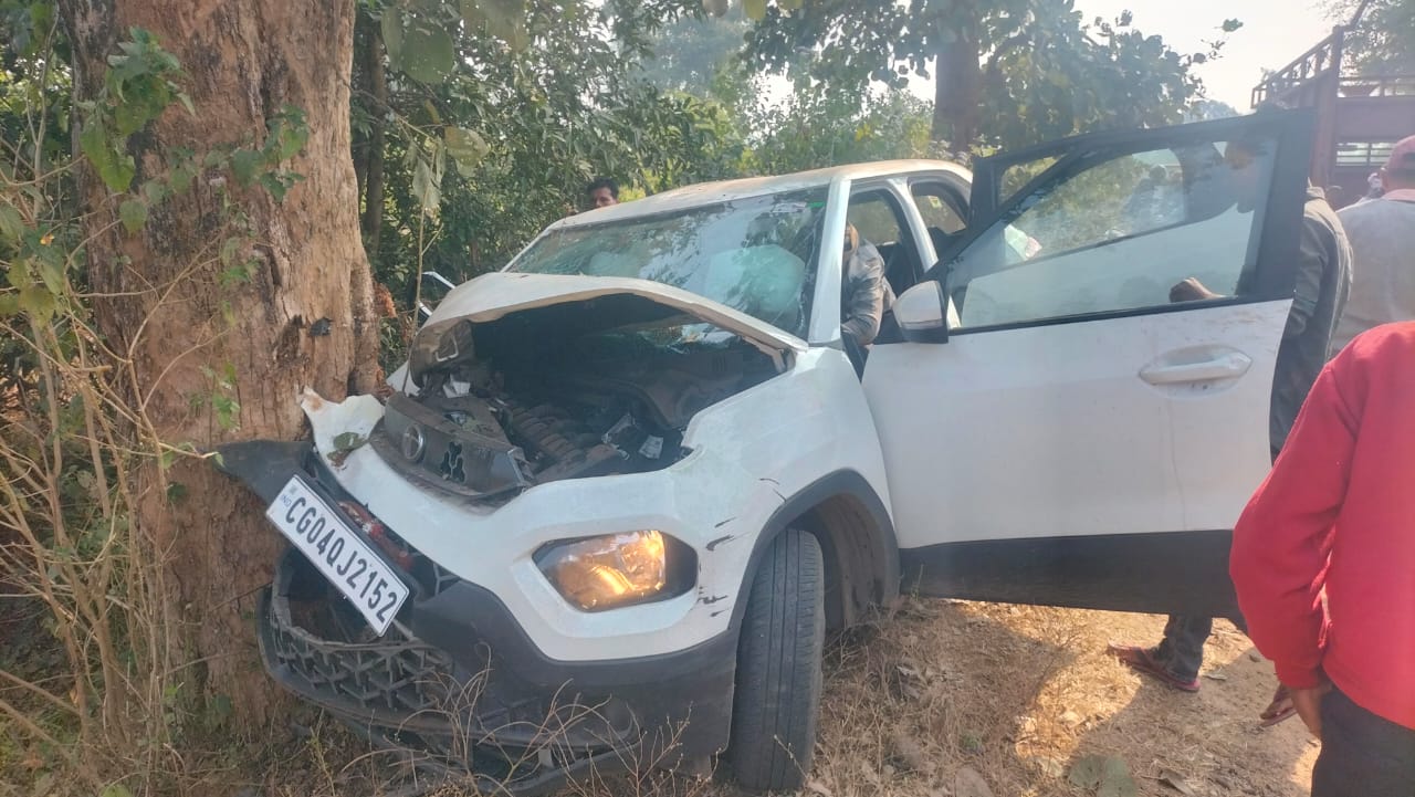 भीषण सड़क हादसा: टाटा पंच पेड़ से टकराई, एक की मौत, दो गंभीर घायल