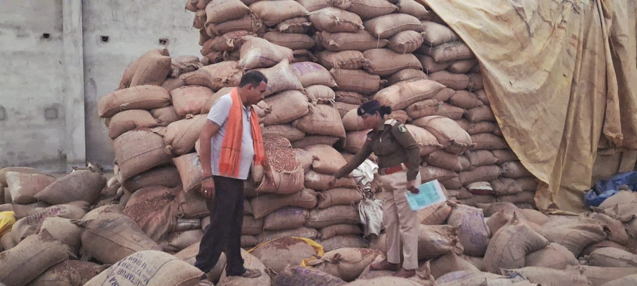 वेयरहाउस में चने की छल्ली में दबने से दो मासूम बच्चों की मौत