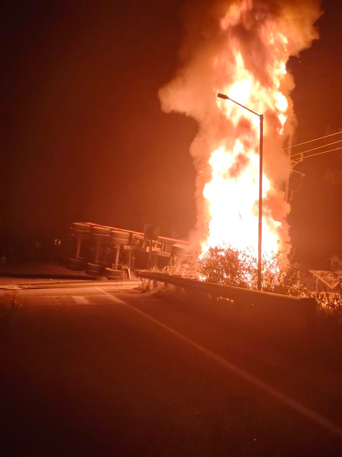 एनएच-63 पर भीषण सड़क हादसा: ट्रेलर में लगी भीषण आग, चालक की जलकर दर्दनाक मौत