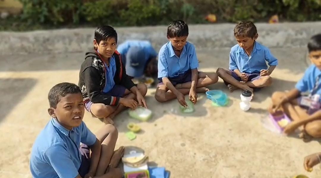 स्कूलों में मिड डे मील ठप, बच्चे भूखे रहकर पढ़ने को मजबूर,बढ़ती महंगाई में 66 रुपये की दिहाड़ी, कैसे चले रसोइयों का घर?