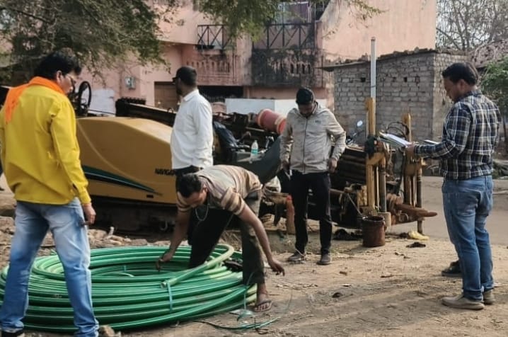 दुर्ग में एयरटेल के खिलाफ कड़ी कार्रवाई: बिना अनुमति के केबल बिछाने पर निगम ने रोका कार्य और जब्त की सामग्री