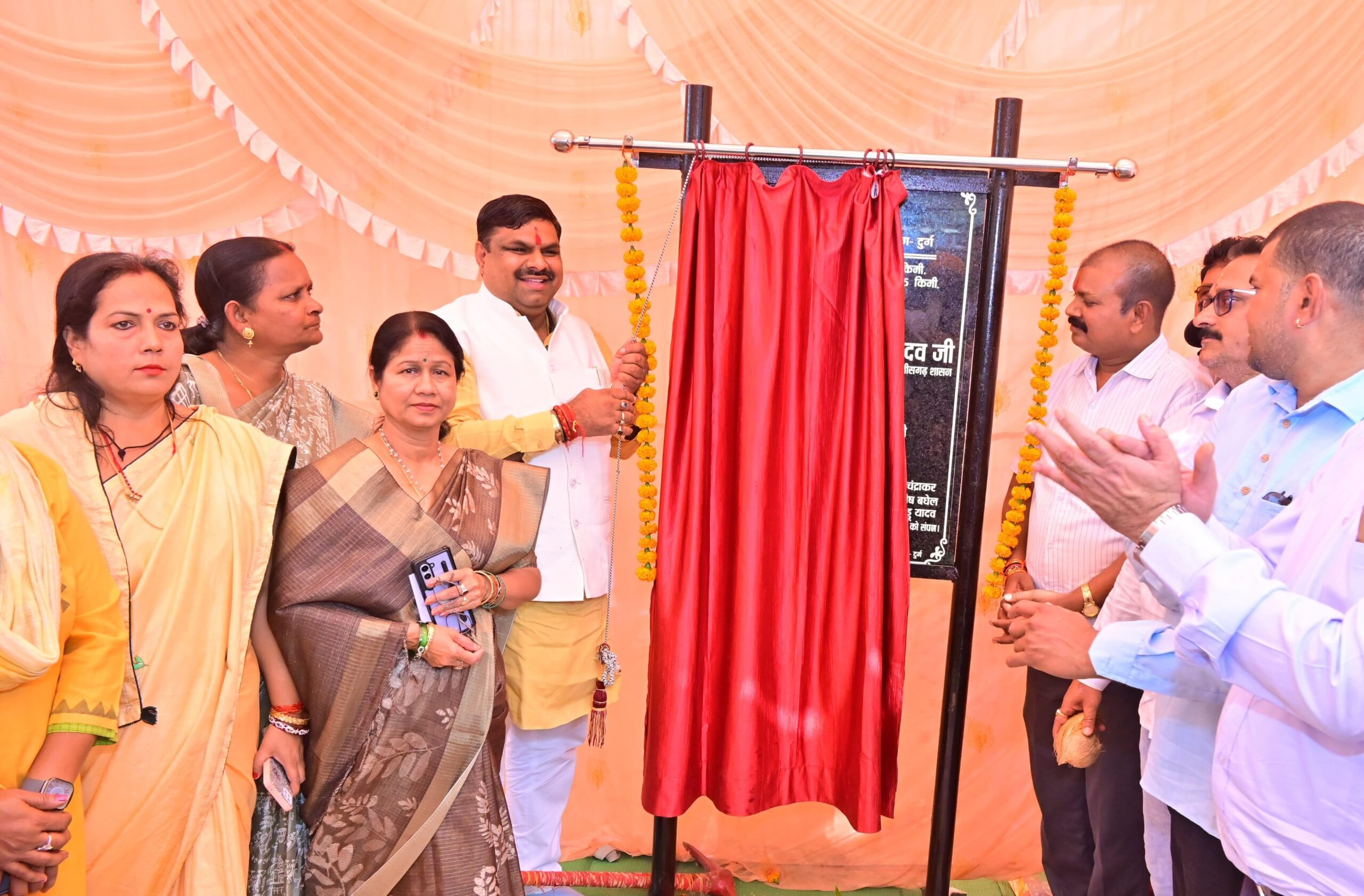 मंत्री गजेन्द्र यादव ने किया इंदिरा मार्केट में बी.टी. रिनिवल कार्य का भूमिपूजन, दुर्ग शहर की सड़कों को मिलेगी मजबूती