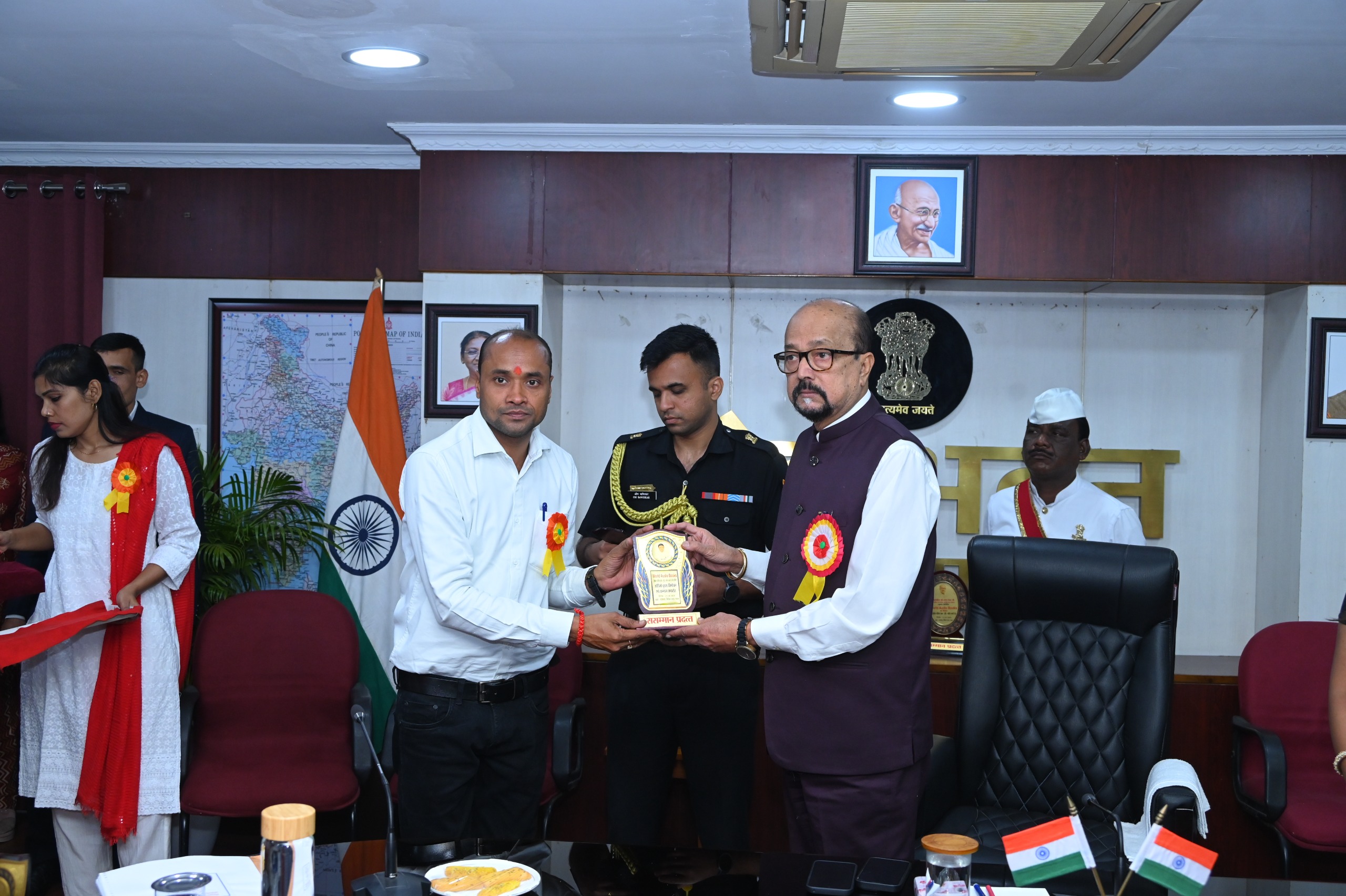 राज्यपाल रमेन डेका के हाथों सम्मानित हुए प्रधानपाठक विरेंद्र कुमार