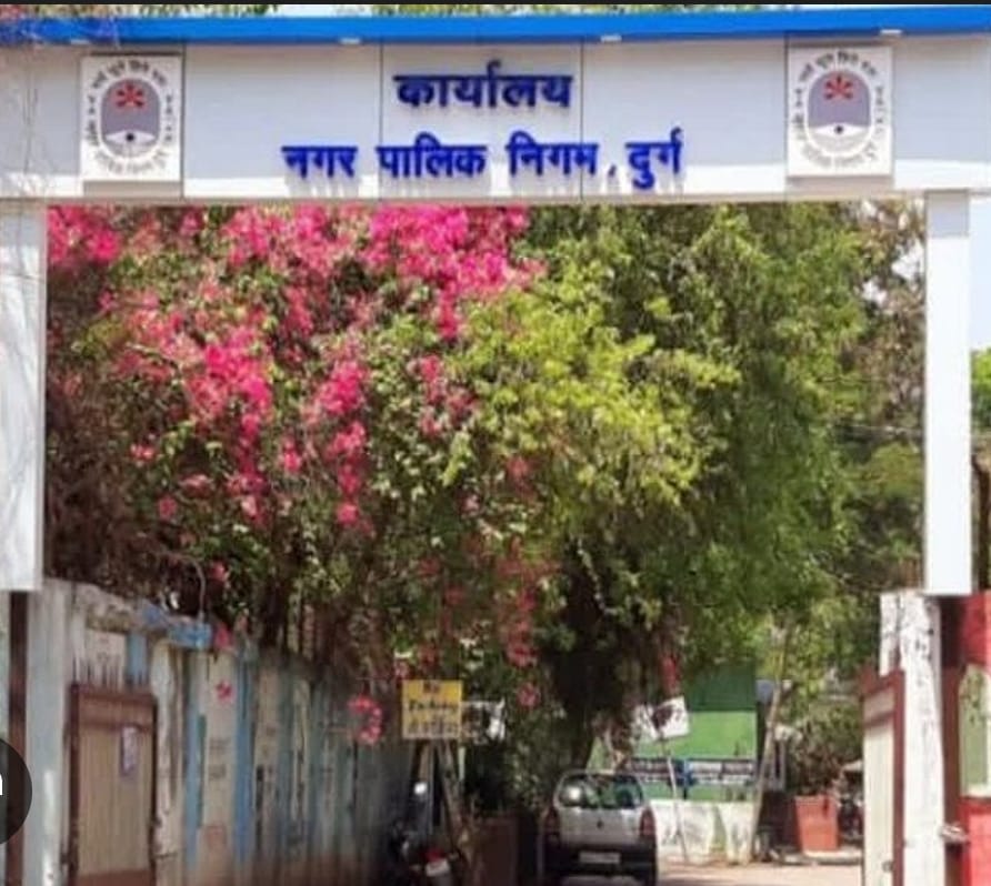 पेयजल व्यवस्था सुदृढ़ करने दुर्ग नगर निगम सक्रिय ओवरहेड टैंक–संपवेल की सफाई 80% पूर्ण, नालियों से गुजरने वाली पाइपलाइन हटाने का प्रस्ताव तैयार