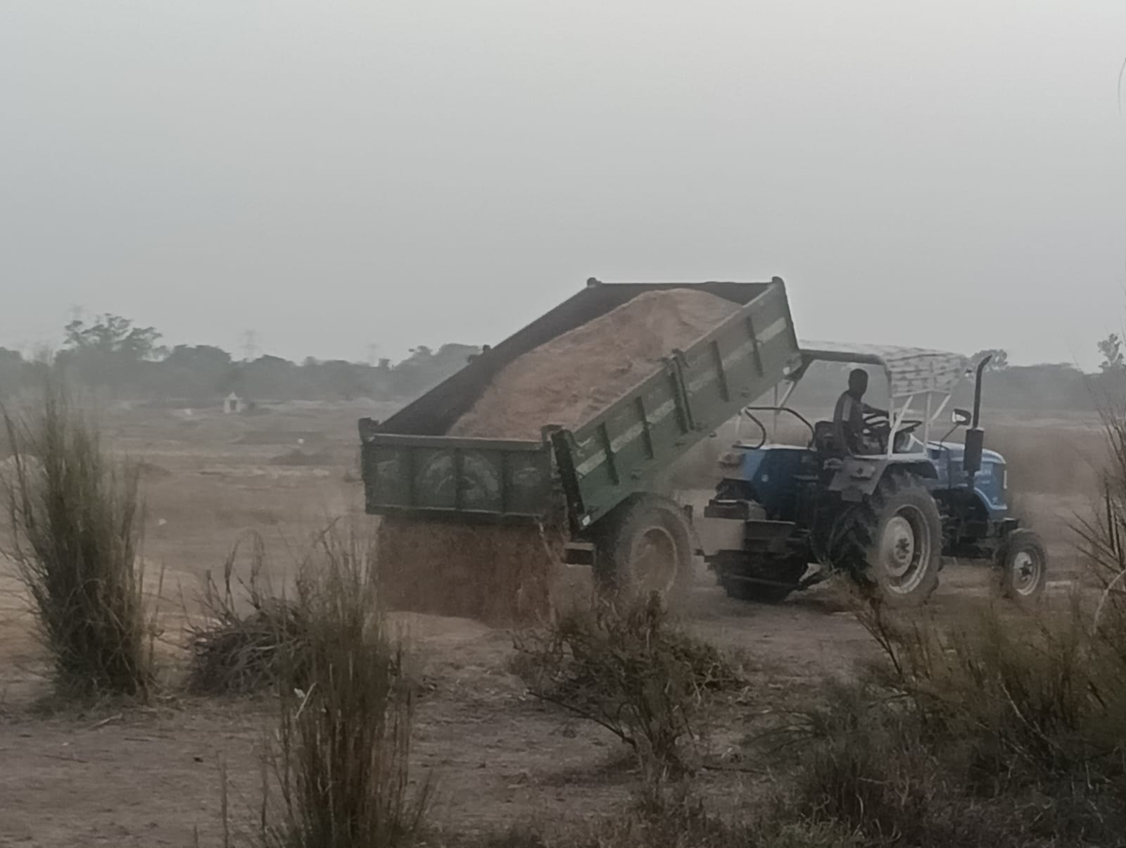 अवैध रेत कारोबार पर प्रशासन की बड़ी कार्रवाई, 200 ट्रैक्टर रेत नदी में डलवाई